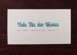 „Nulla Vita Sine Musica“ handgeschriebene Kalligrafie