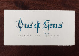 „Onus est Honus – Würde ist Bürde“ Kalligrafie