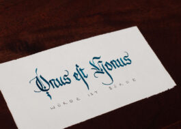 „Onus est Honus – Würde ist Bürde“ Kalligrafie