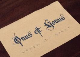 „Onus est Honus – Würde ist Bürde“ Kalligrafie