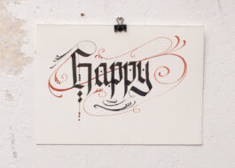 „Happy“ handgeschriebene Kalligrafie